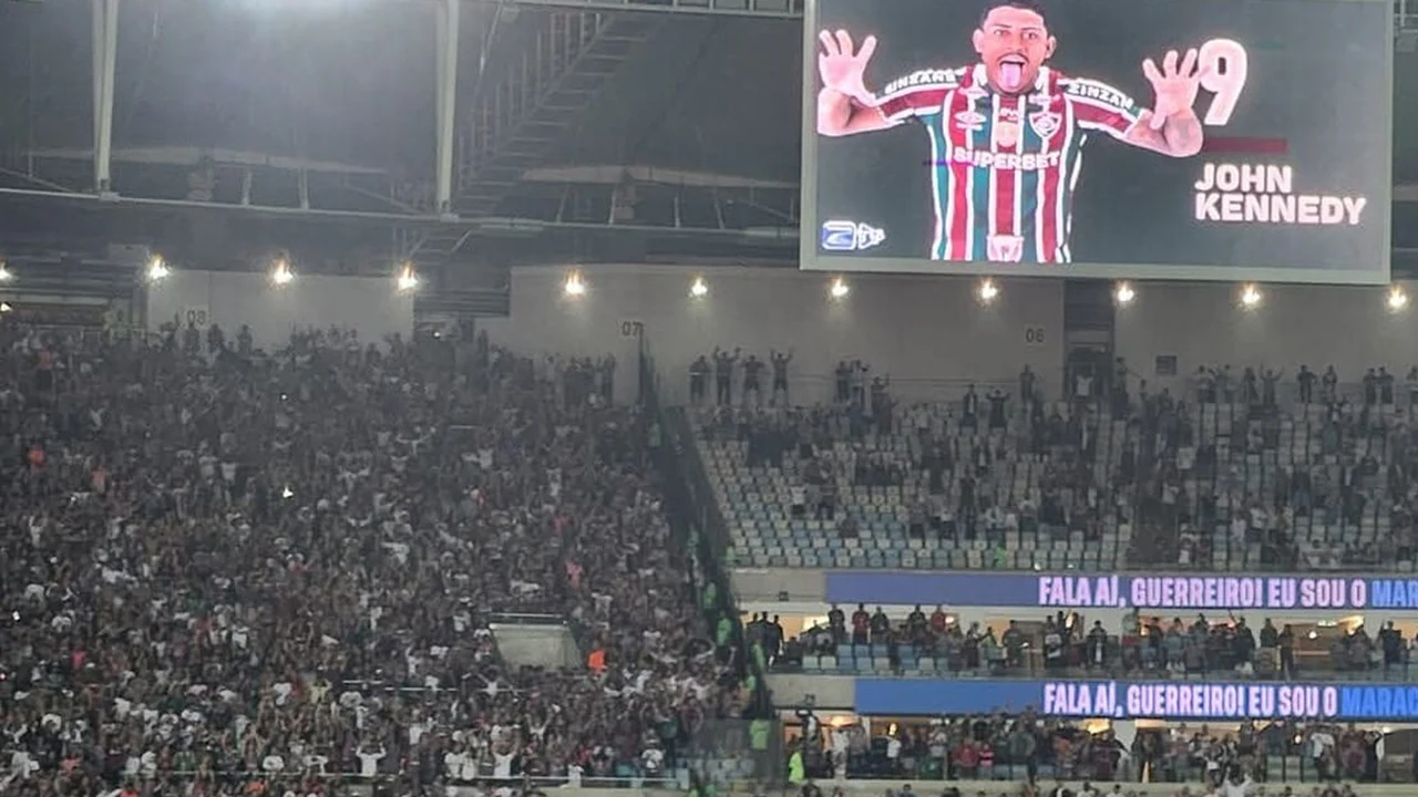 Estádio argentino com torcida nas arquibancadas em dia de jogo