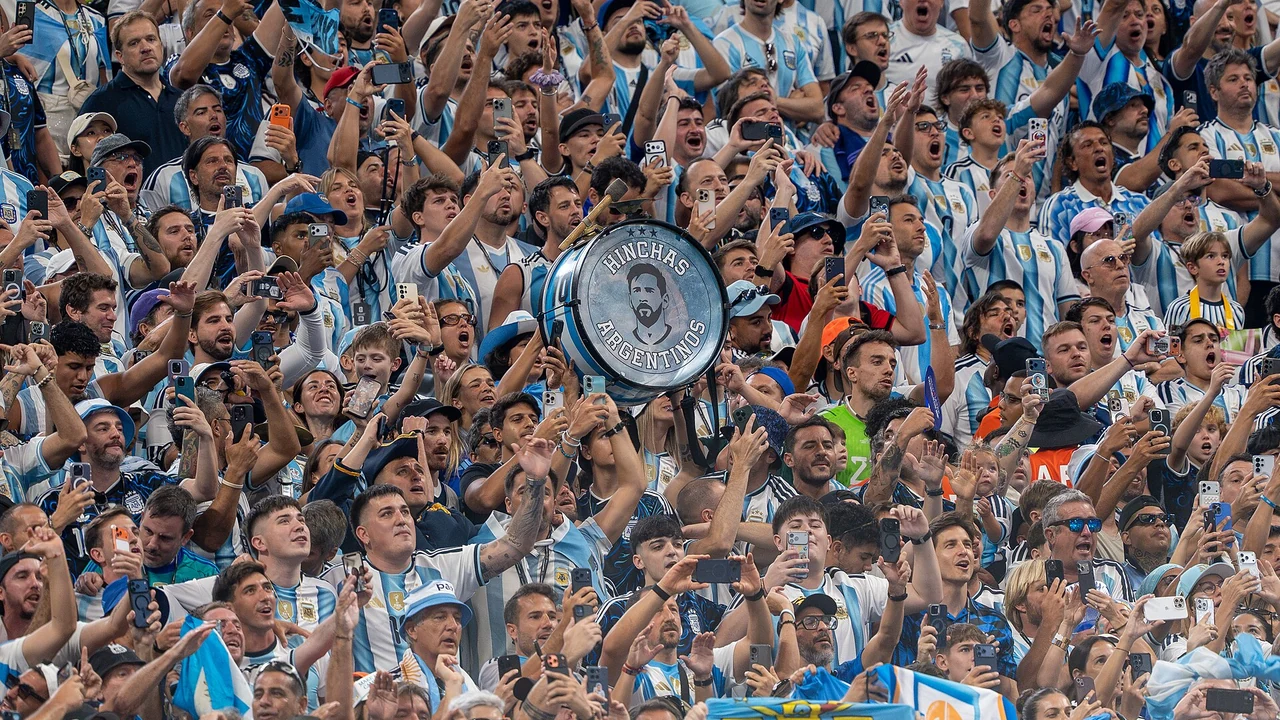 Torcida argentina com camisas da seleção em estádio