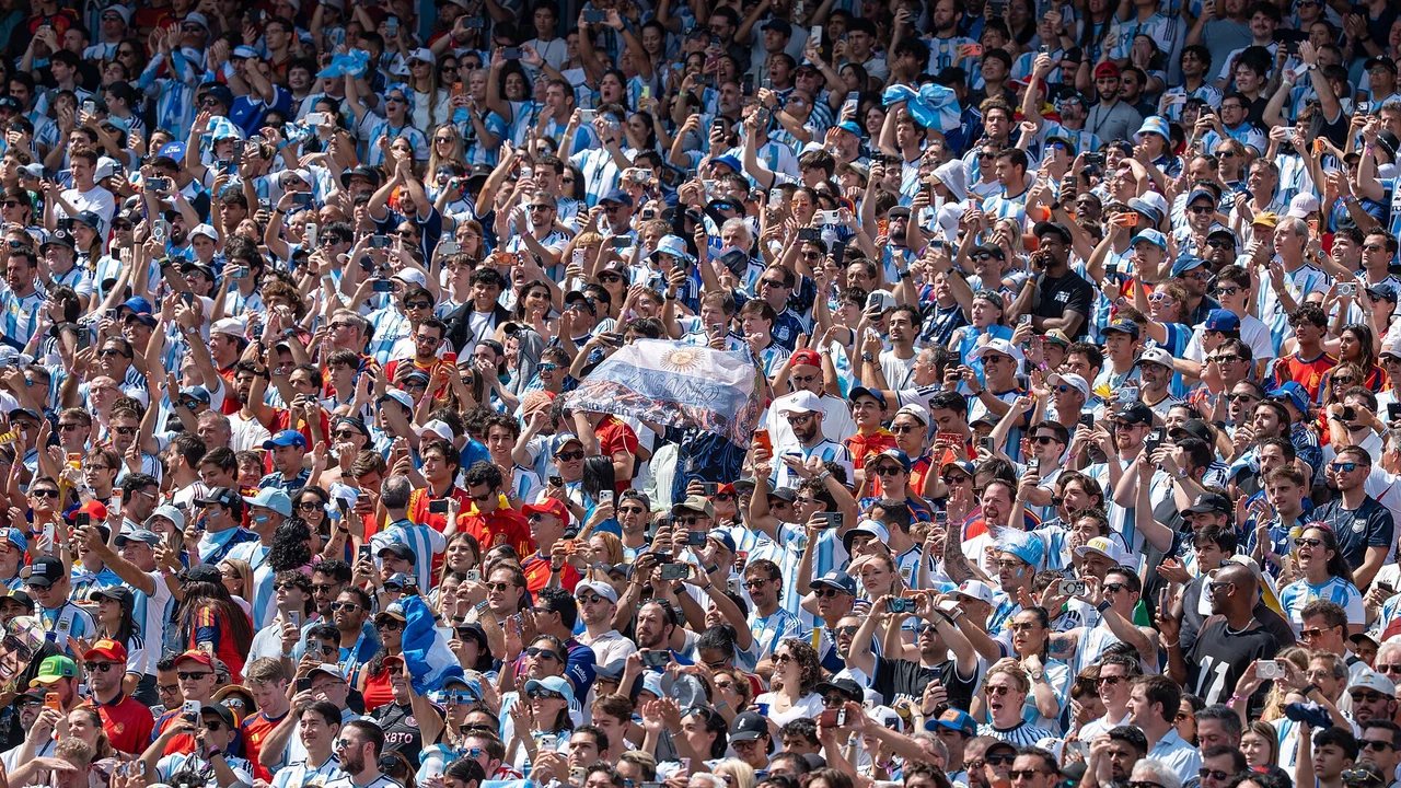 Torcida argentina nas arquibancadas durante jogo da seleção